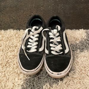 Black vans size 6.5 in women’s and 5.0 in men’s